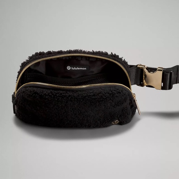 Lululemon Everywhere Fleece Belt Bag 1L - Picture 5 of 9